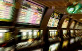 mmr66 တိုက်ရိုက် ကာစီနိုတွင် Baccarat Dealer နှင့် ကစားနေသောမြင်ကွင်း